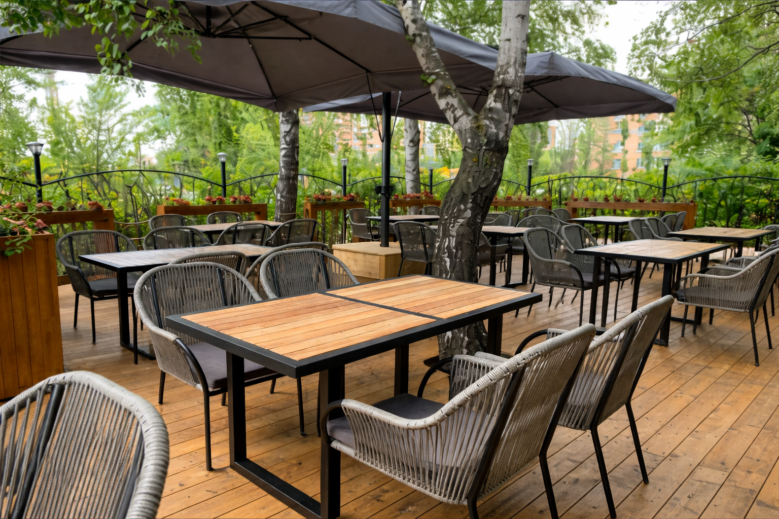 Мебель из искусственного ротанга для террасы кафе или ресторана